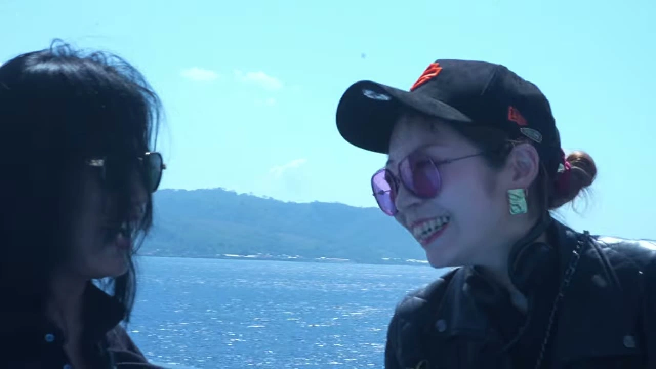 キャップ＋ピンクサングラスの女性の笑顔｜2026年7月 バリ島ハーレーツーリング — TEAM THE GHOST West Bali