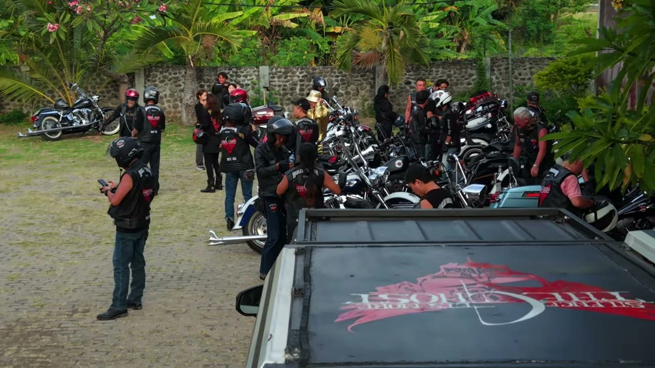 駐車場に集結した大量のハーレーとサポートカー｜2026年7月 バリ島ハーレーツーリング — TEAM THE GHOST West Bali
