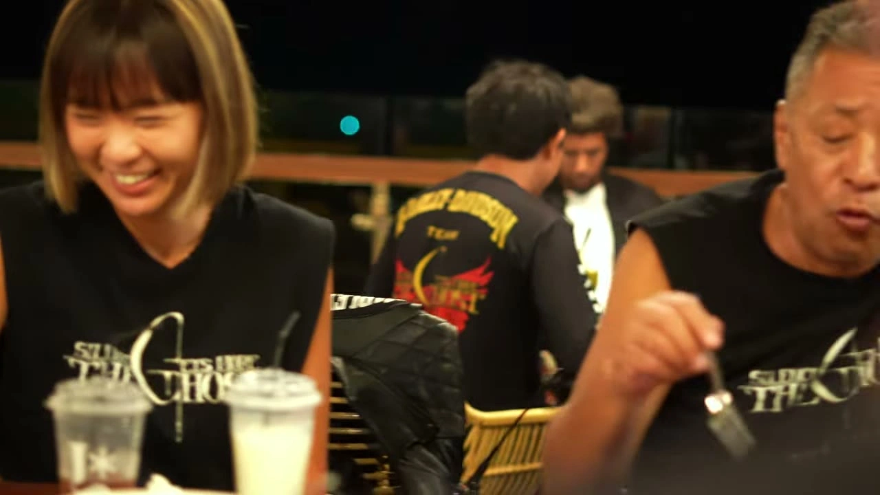 カフェで笑顔の女性メンバーと仲間｜2026年7月 バリ島ハーレーツーリング — TEAM THE GHOST West Bali