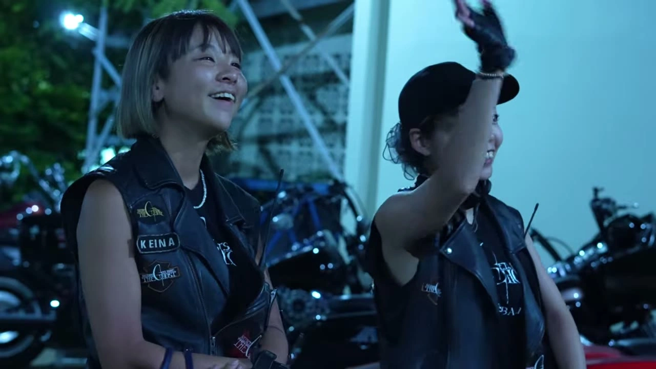 夜、バイクの前で2人の女性メンバー｜2026年7月 バリ島ハーレーツーリング — TEAM THE GHOST West Bali