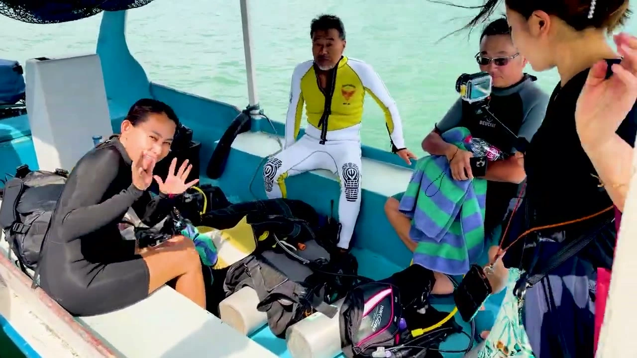 ウェットスーツ姿で笑顔を向ける女性メンバー｜2026年7月 バリ島ハーレーツーリング — TEAM THE GHOST West Bali