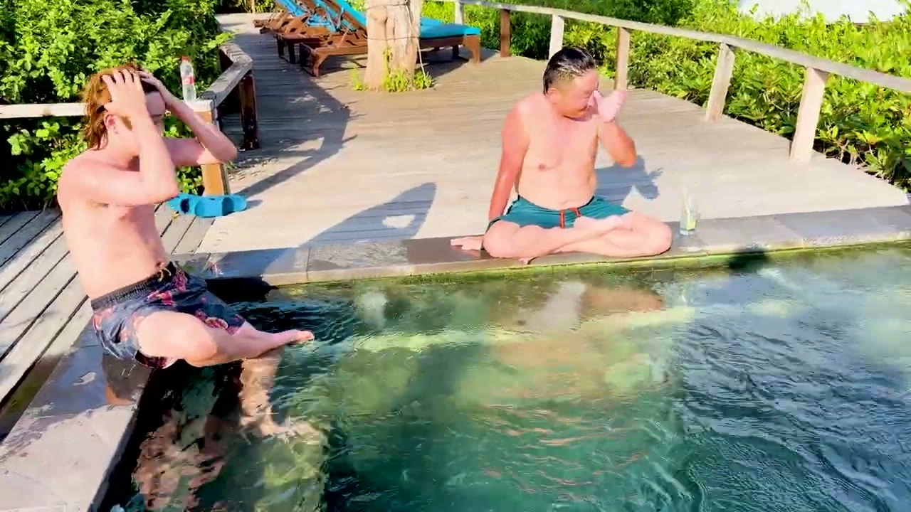 プールサイドに腰かけて足を浸す2人｜2026年7月 バリ島ハーレーツーリング — TEAM THE GHOST West Bali
