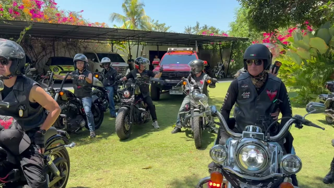 芝生の上、愛車にまたがって出発を待つメンバー｜2026年8月 バリ島ハーレーツーリング — TEAM THE GHOST West Bali