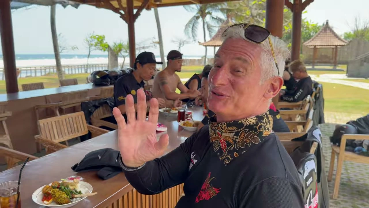 昼食の席から大きく手を振るメンバー｜2026年8月 バリ島ハーレーツーリング — TEAM THE GHOST West Bali