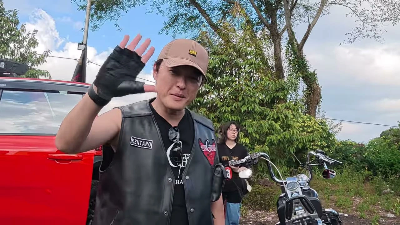 サポートカーの脇で手を振るメンバー｜2026年8月 バリ島ハーレーツーリング — TEAM THE GHOST West Bali