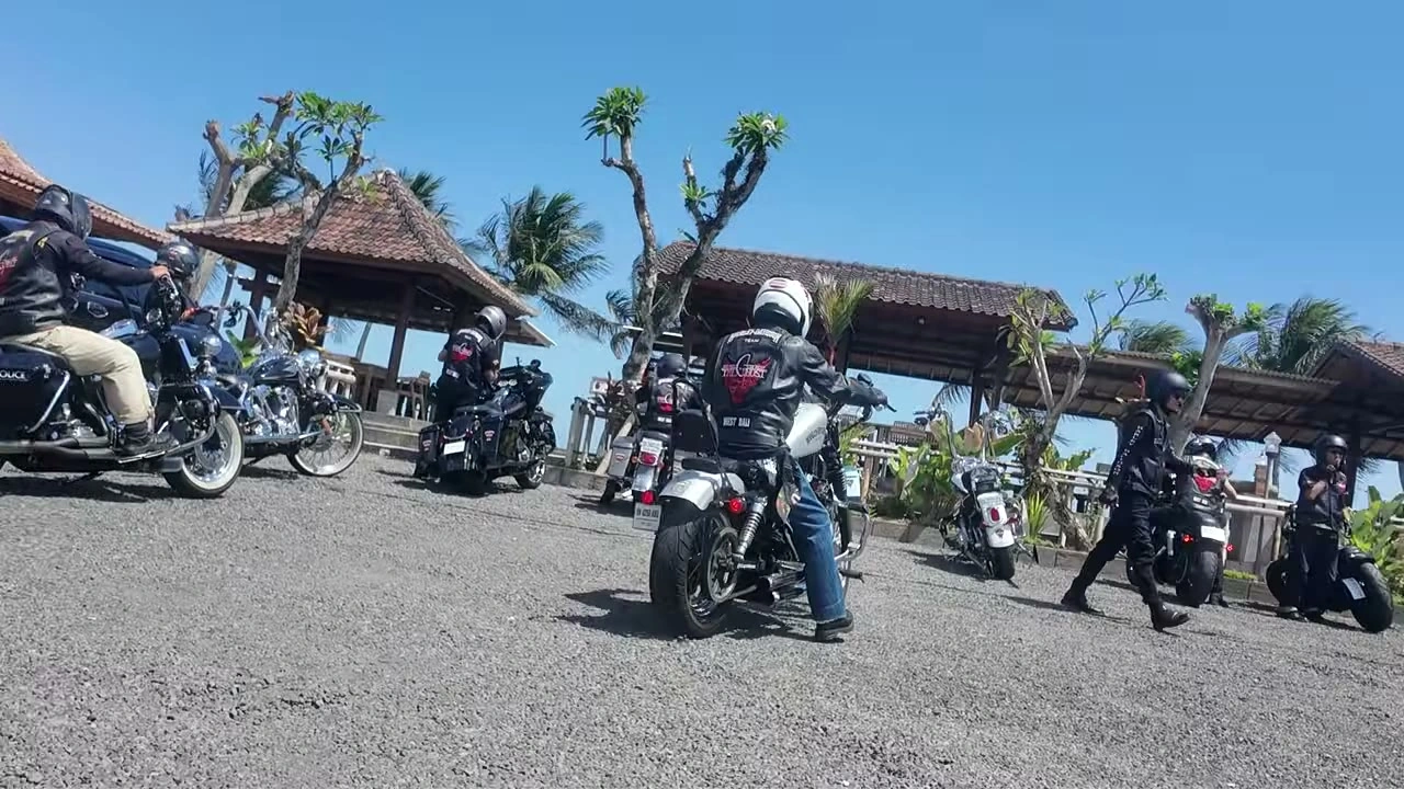 海辺の駐車場に集まる出発前のメンバー｜2026年8月 バリ島ハーレーツーリング — TEAM THE GHOST West Bali
