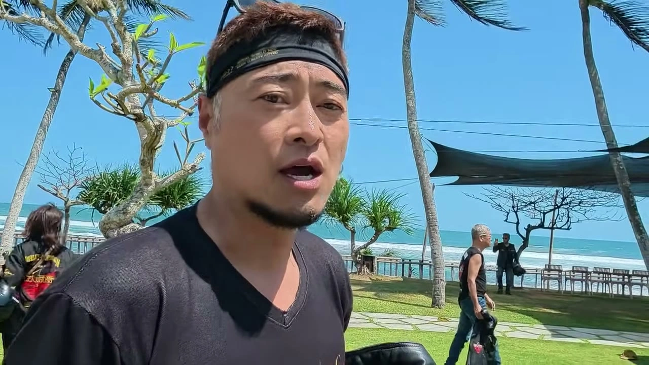バンダナのメンバーが海をバックに語る｜2026年8月 バリ島ハーレーツーリング — TEAM THE GHOST West Bali