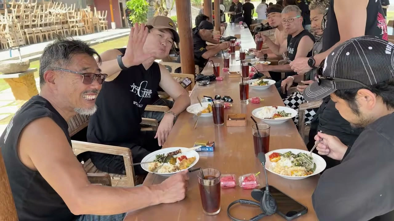 海辺のランチ、テーブルを囲む仲間たち｜2026年8月 バリ島ハーレーツーリング — TEAM THE GHOST West Bali