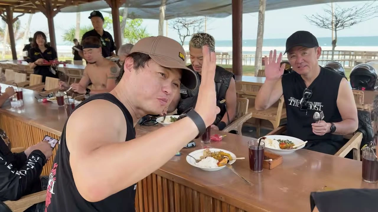 食事の合間に手を振るメンバー｜2026年8月 バリ島ハーレーツーリング — TEAM THE GHOST West Bali