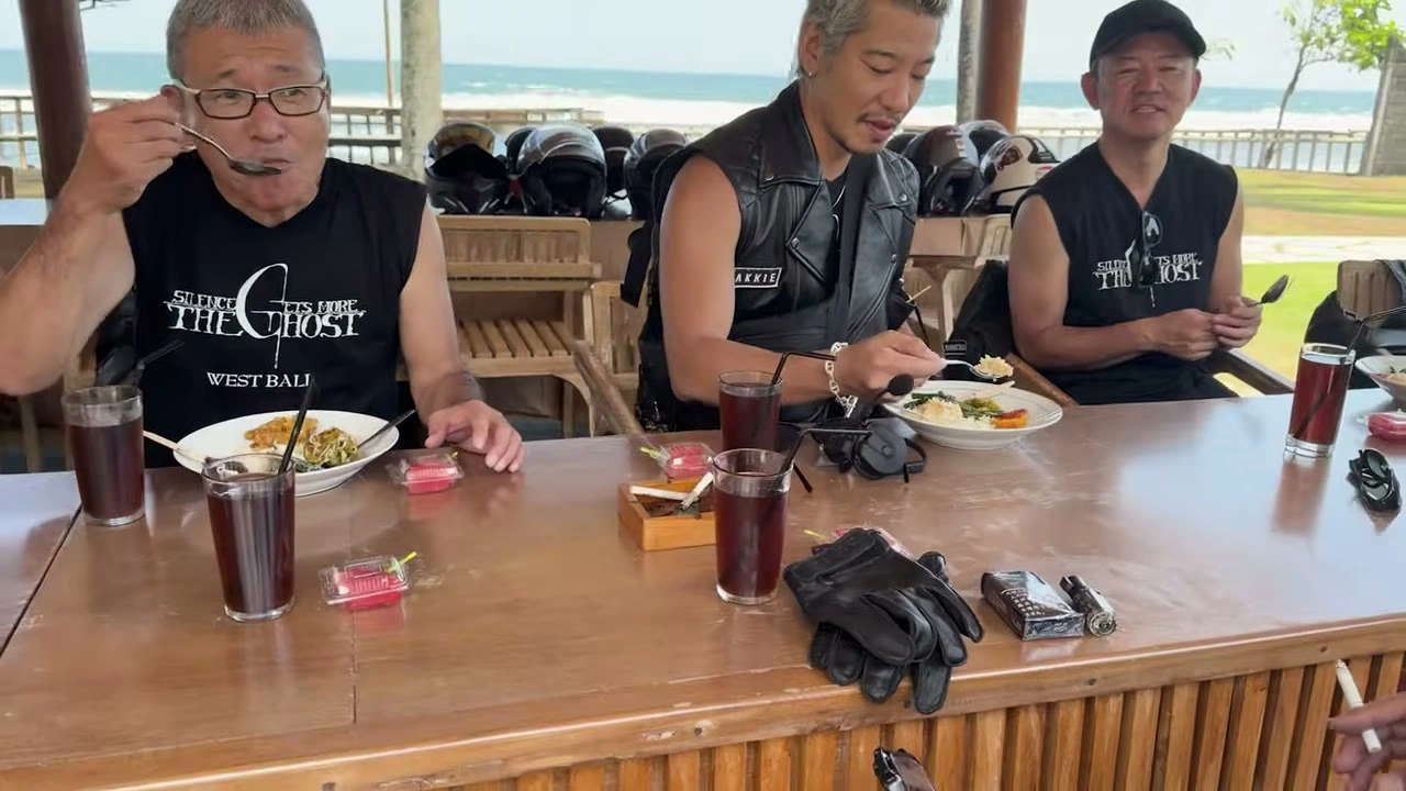 ランチの席で談笑する3人｜2026年8月 バリ島ハーレーツーリング — TEAM THE GHOST West Bali