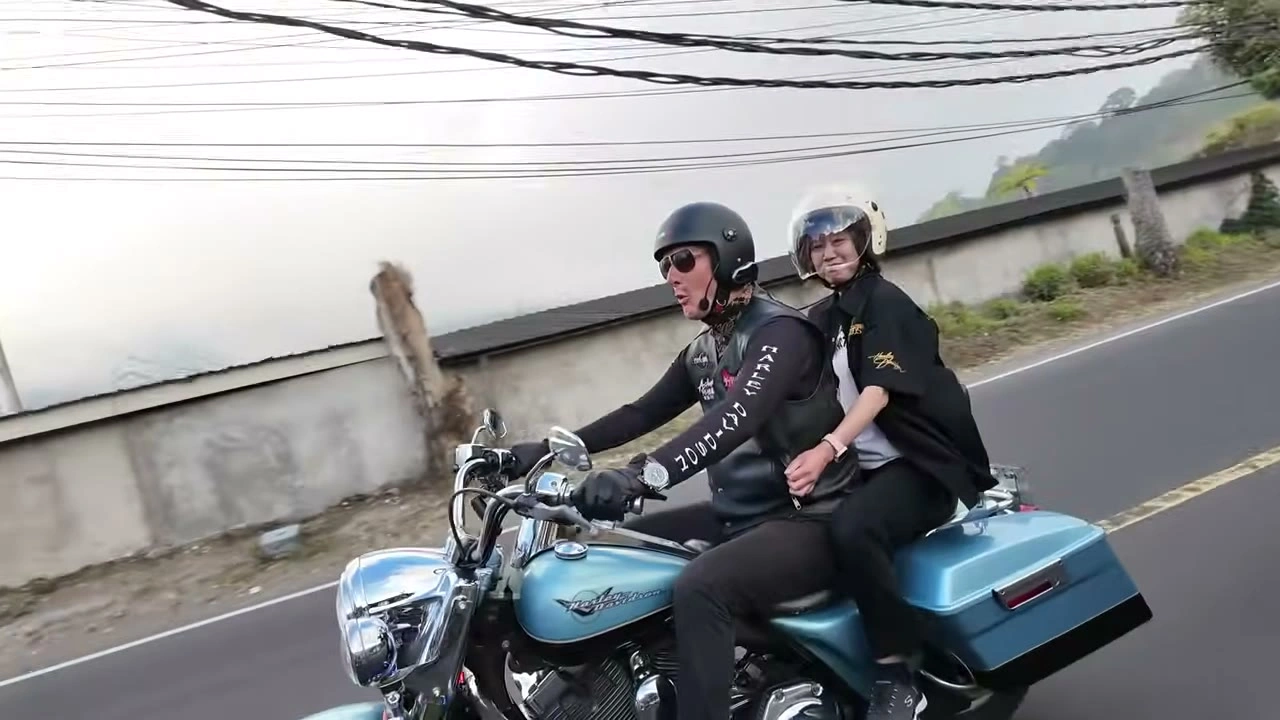 水色のハーレーにタンデムで走る2人｜2026年8月 バリ島ハーレーツーリング — TEAM THE GHOST West Bali