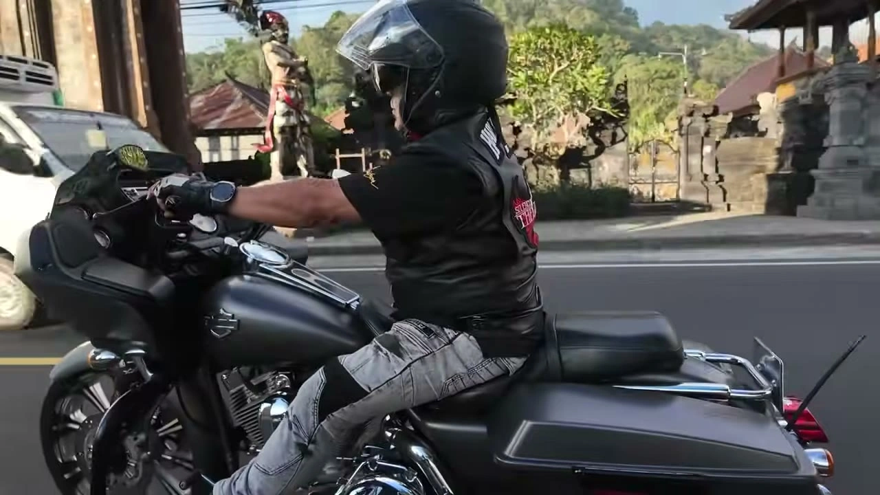 停車して振り返るライダー｜2026年8月 バリ島ハーレーツーリング — TEAM THE GHOST West Bali