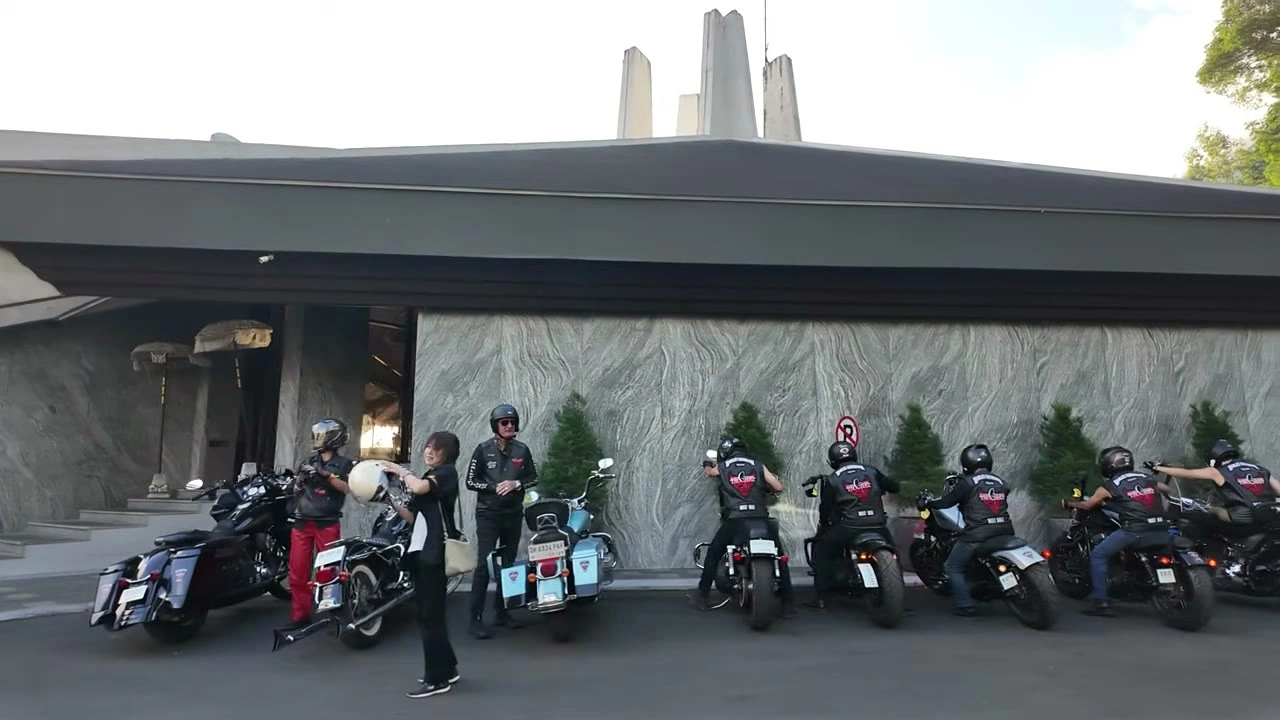 石造りのリゾートの前にハーレーがずらりと並ぶ｜2026年8月 バリ島ハーレーツーリング — TEAM THE GHOST West Bali
