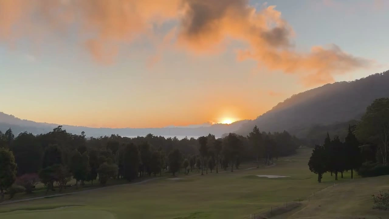 高原に沈む夕日と山並み｜2026年8月 バリ島ハーレーツーリング — TEAM THE GHOST West Bali