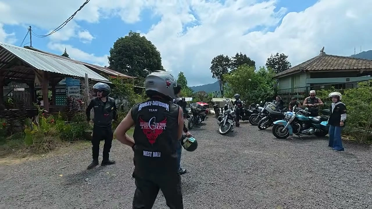 山の休憩所でバイクを停めるTHE GHOSTベストの背中｜2026年8月 バリ島ハーレーツーリング — TEAM THE GHOST West Bali