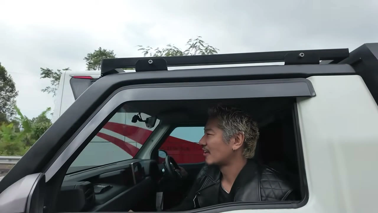 サポートカーの窓から顔を出すメンバー｜2026年8月 バリ島ハーレーツーリング — TEAM THE GHOST West Bali