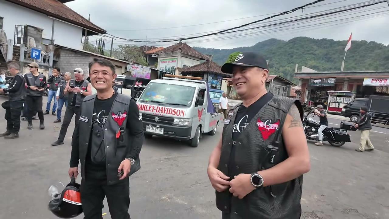 ヘルメットを手に笑顔で並ぶ2人｜2026年8月 バリ島ハーレーツーリング — TEAM THE GHOST West Bali