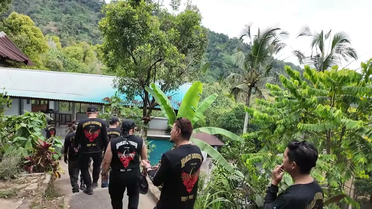 ジャングルの小道を滝へ向かって歩く｜2026年8月 バリ島ハーレーツーリング — TEAM THE GHOST West Bali