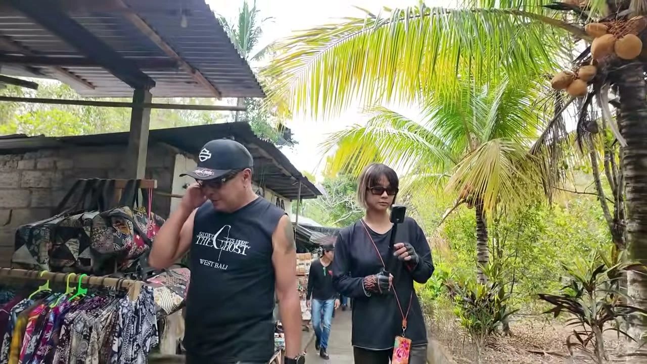 滝への道を並んで歩く2人｜2026年8月 バリ島ハーレーツーリング — TEAM THE GHOST West Bali