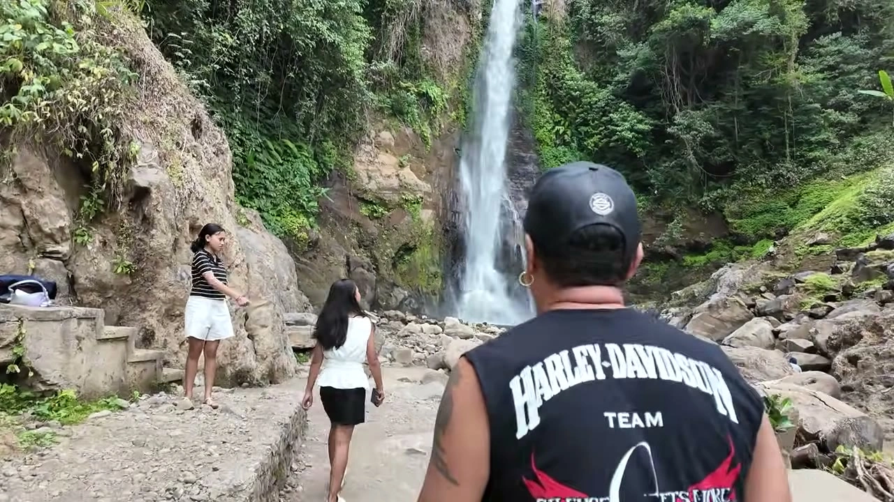 滝の前に立つメンバー｜2026年8月 バリ島ハーレーツーリング — TEAM THE GHOST West Bali