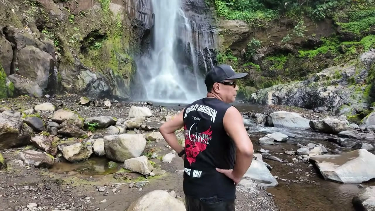 チームベストで滝を見上げる｜2026年8月 バリ島ハーレーツーリング — TEAM THE GHOST West Bali