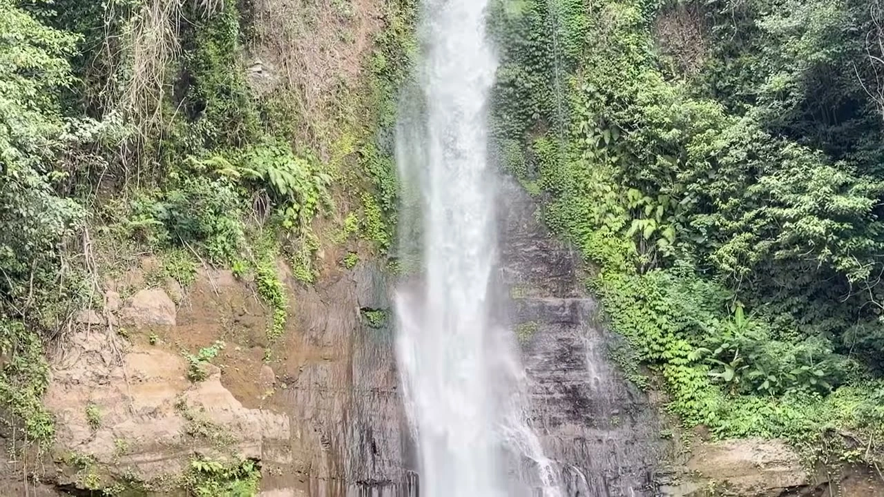 岩肌を落ちる大きな滝｜2026年8月 バリ島ハーレーツーリング — TEAM THE GHOST West Bali