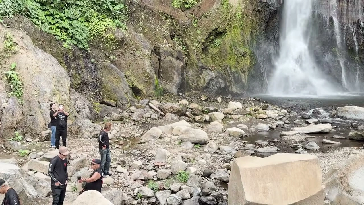 滝つぼの岩場に集まる仲間たち｜2026年8月 バリ島ハーレーツーリング — TEAM THE GHOST West Bali