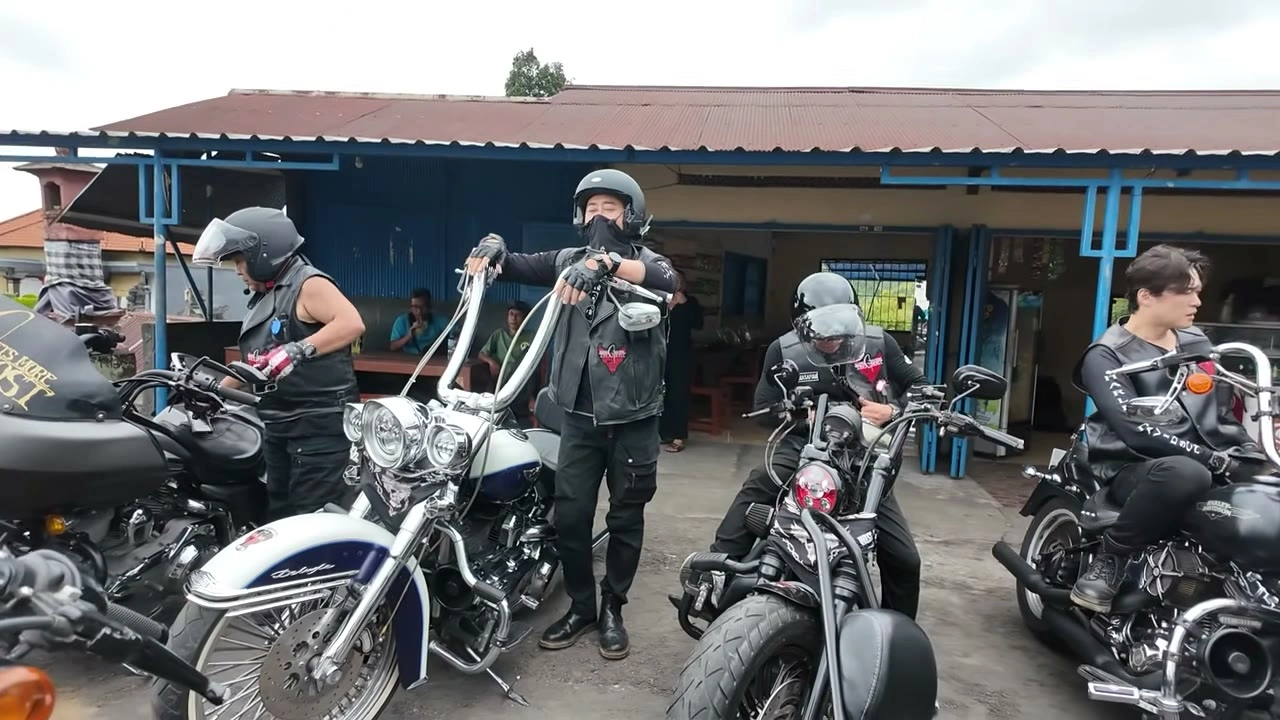 店先にバイクを停めて一息つく｜2026年8月 バリ島ハーレーツーリング — TEAM THE GHOST West Bali