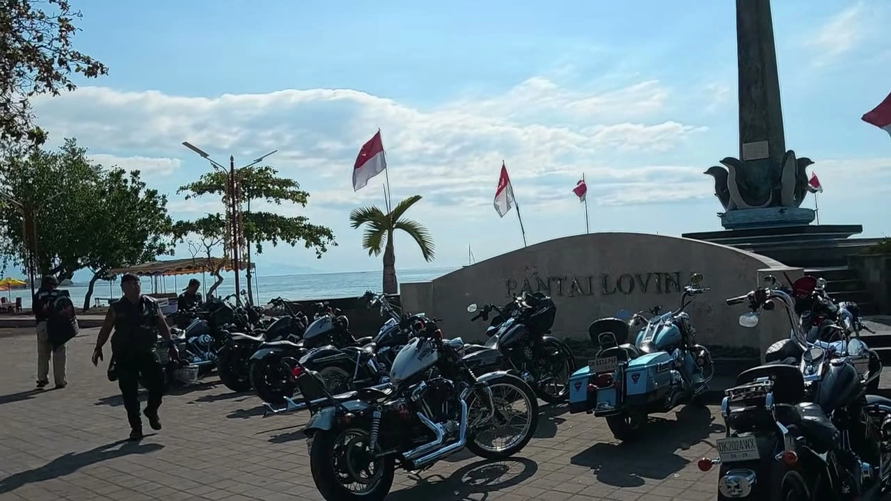 海辺のモニュメント広場に並ぶハーレー｜2026年8月 バリ島ハーレーツーリング — TEAM THE GHOST West Bali