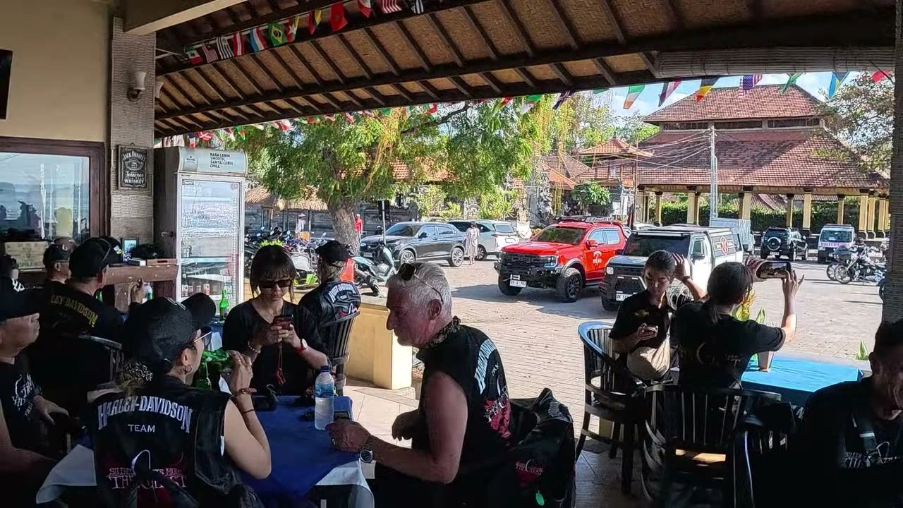 屋外の食堂でテーブルを囲む｜2026年8月 バリ島ハーレーツーリング — TEAM THE GHOST West Bali