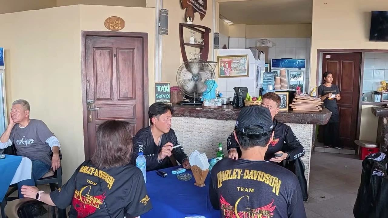食堂で食事するメンバーたち｜2026年8月 バリ島ハーレーツーリング — TEAM THE GHOST West Bali