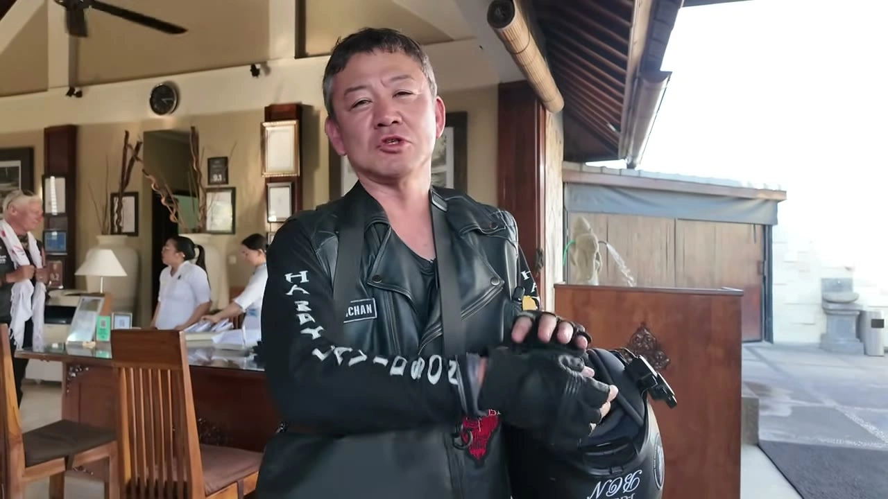ホテルのロビーでレザージャケットのメンバーが語る｜2026年8月 バリ島ハーレーツーリング — TEAM THE GHOST West Bali