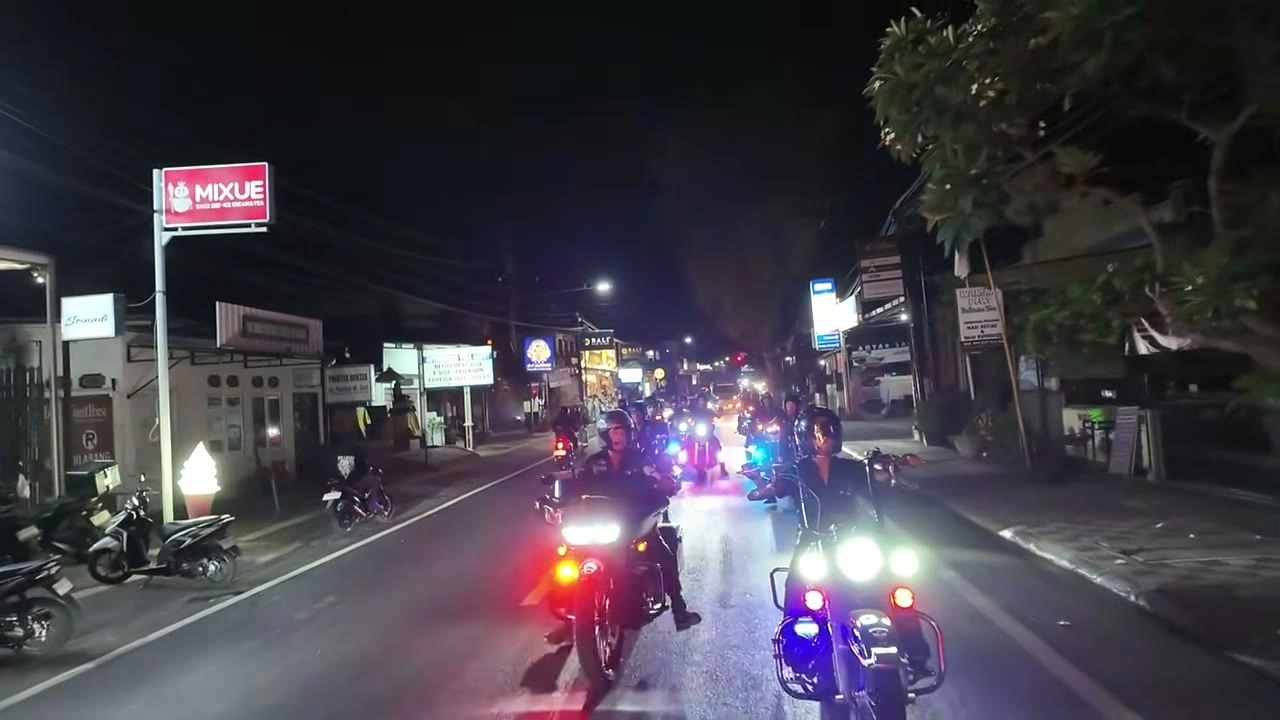 夜の街をヘッドライトの列で走る隊列｜2026年8月 バリ島ハーレーツーリング — TEAM THE GHOST West Bali