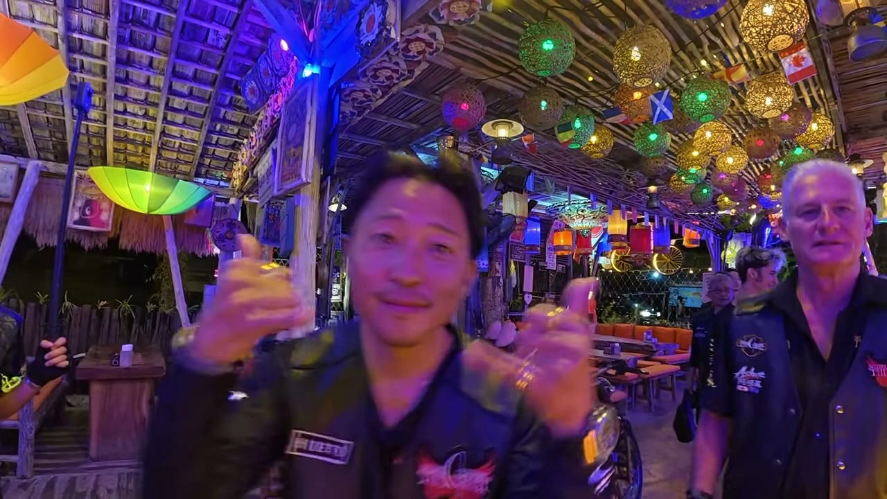 バーでサムズアップの笑顔｜2026年8月 バリ島ハーレーツーリング — TEAM THE GHOST West Bali