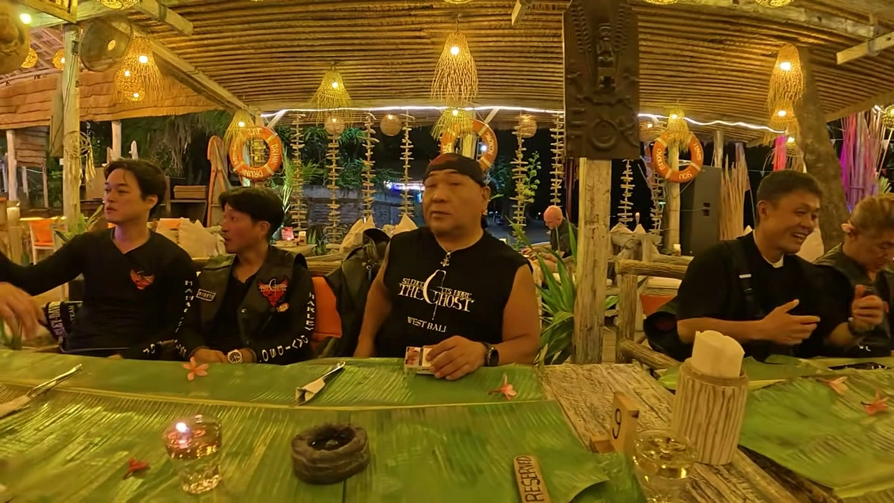 夜の食卓を囲む4人｜2026年8月 バリ島ハーレーツーリング — TEAM THE GHOST West Bali