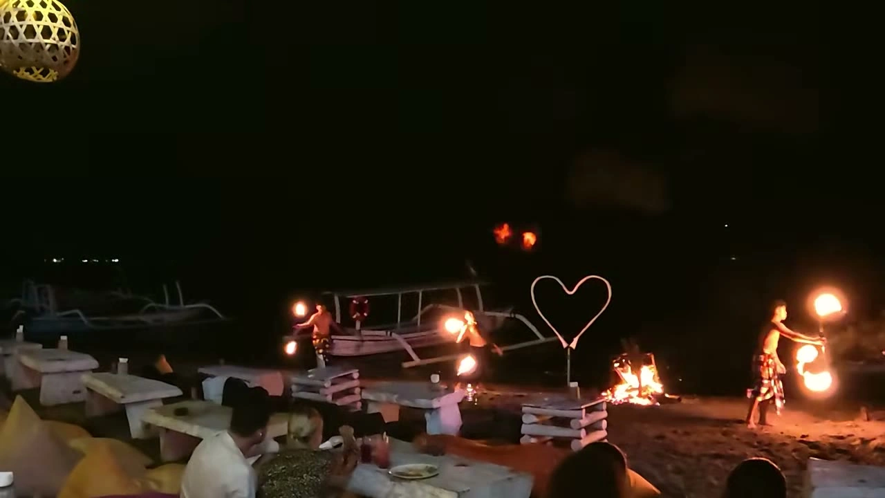 浜辺のファイヤーショー、炎で描かれたハート｜2026年8月 バリ島ハーレーツーリング — TEAM THE GHOST West Bali