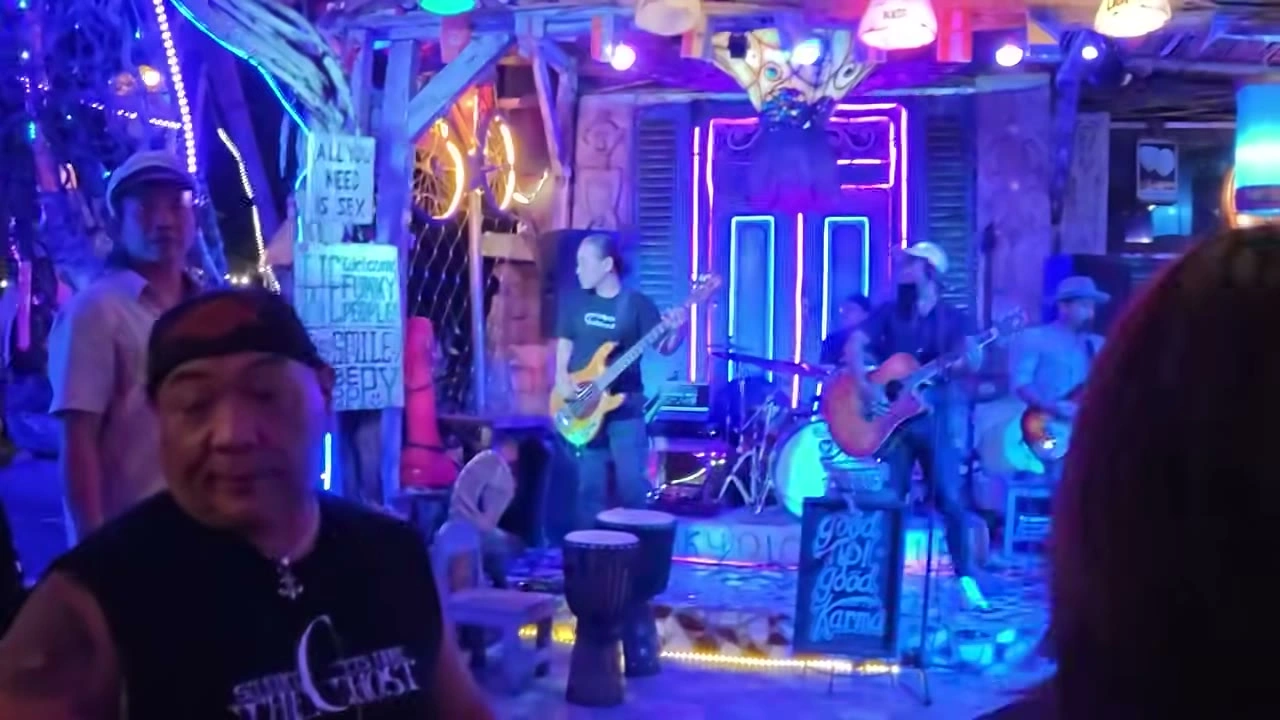 ライブバンドの演奏とメンバー｜2026年8月 バリ島ハーレーツーリング — TEAM THE GHOST West Bali