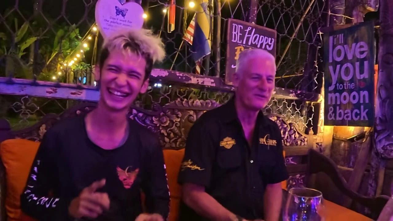 バーで肩を並べて笑う2人｜2026年8月 バリ島ハーレーツーリング — TEAM THE GHOST West Bali