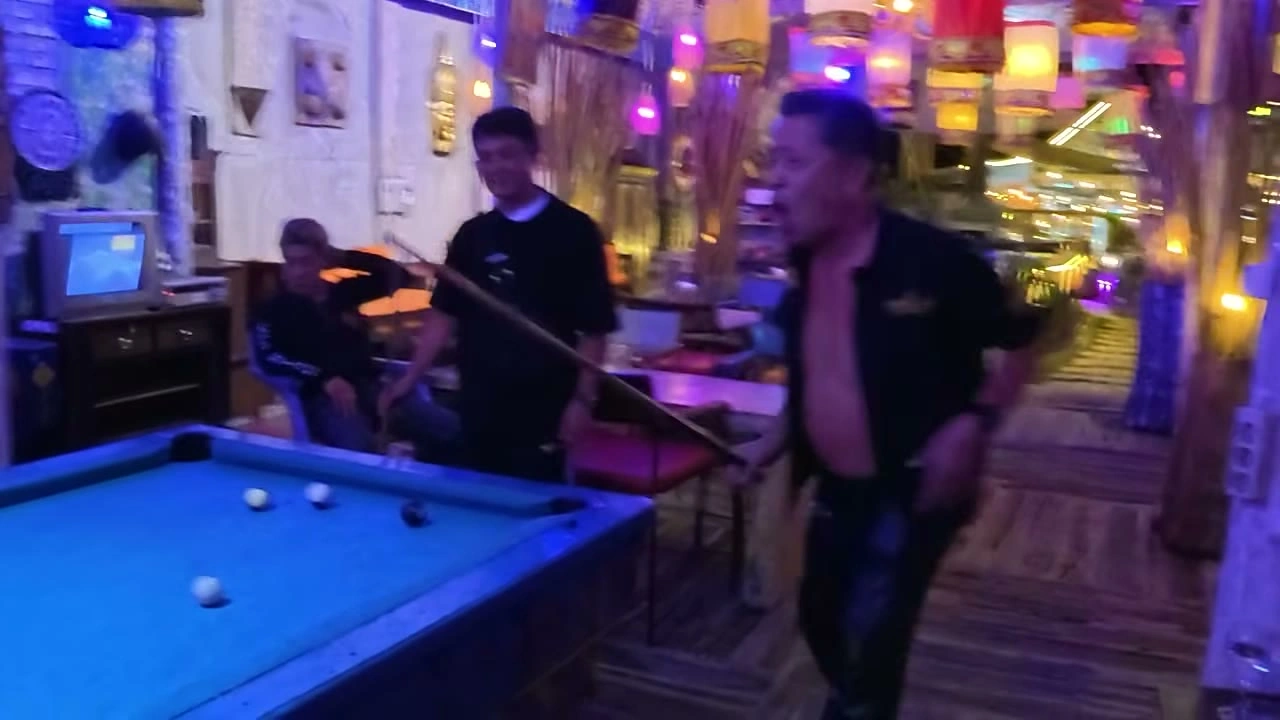 ビリヤードを楽しむメンバー｜2026年8月 バリ島ハーレーツーリング — TEAM THE GHOST West Bali