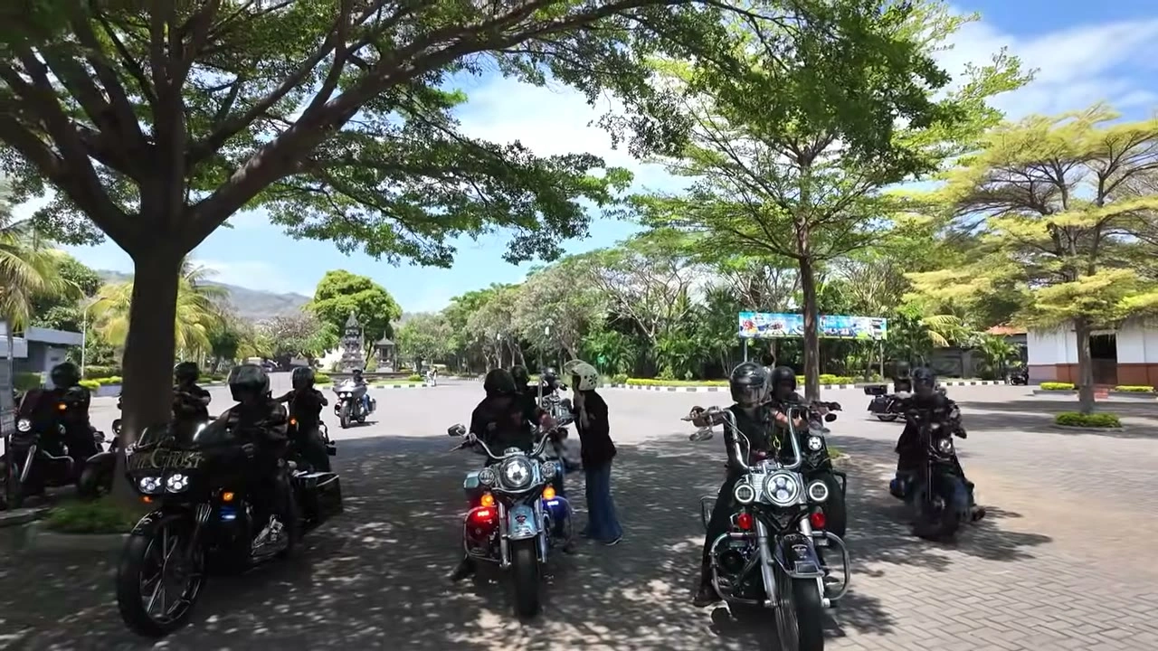 木陰にハーレーを並べて集まるメンバー｜2026年8月 バリ島ハーレーツーリング — TEAM THE GHOST West Bali