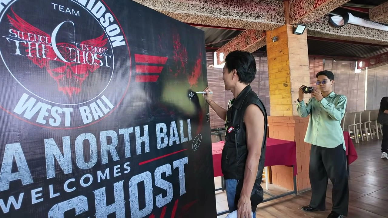 「KRISNA NORTH BALI WELCOMES THE GHOST」の横断幕の前で｜2026年8月 バリ島ハーレーツーリング — TEAM THE GHOST West Bali