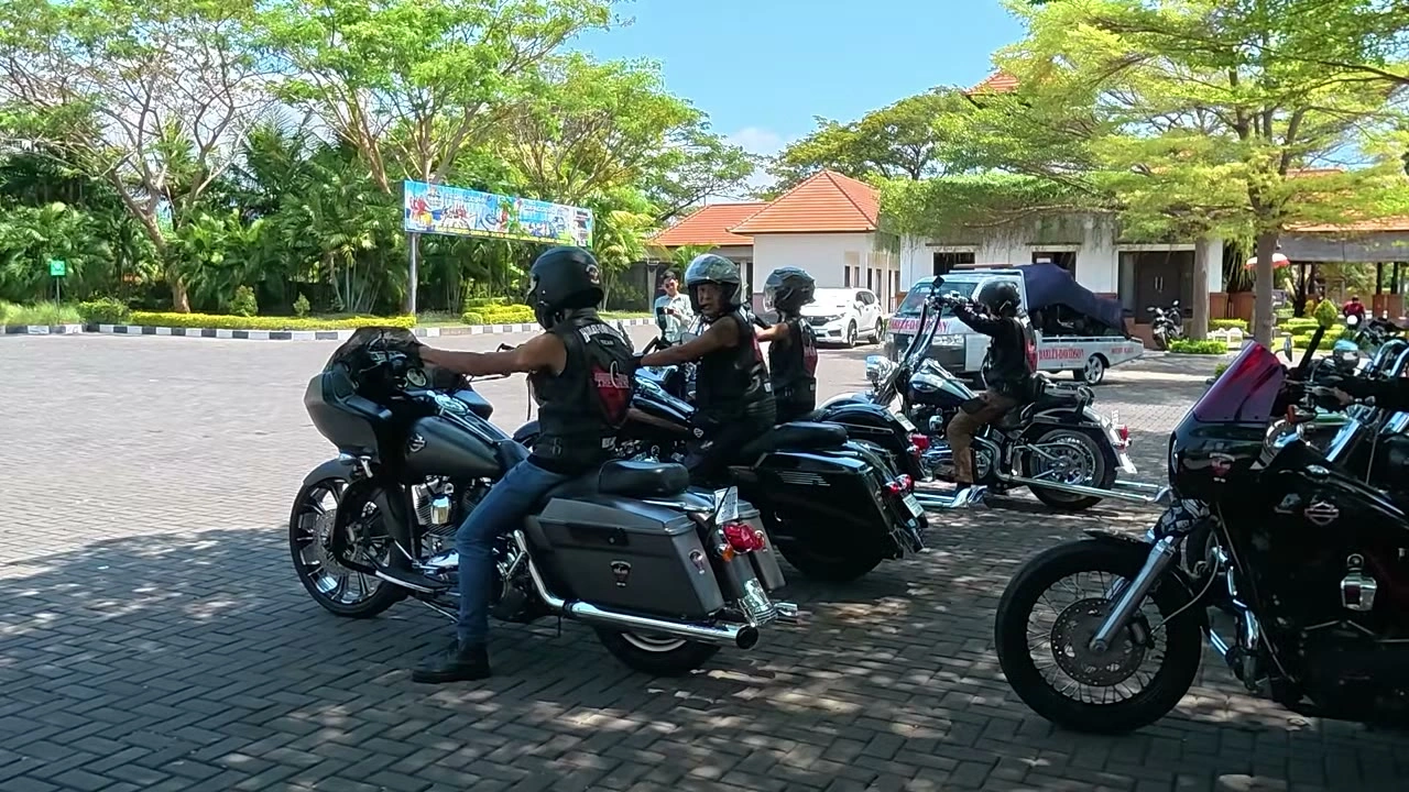 出発前にバイクにまたがるライダーたち｜2026年8月 バリ島ハーレーツーリング — TEAM THE GHOST West Bali