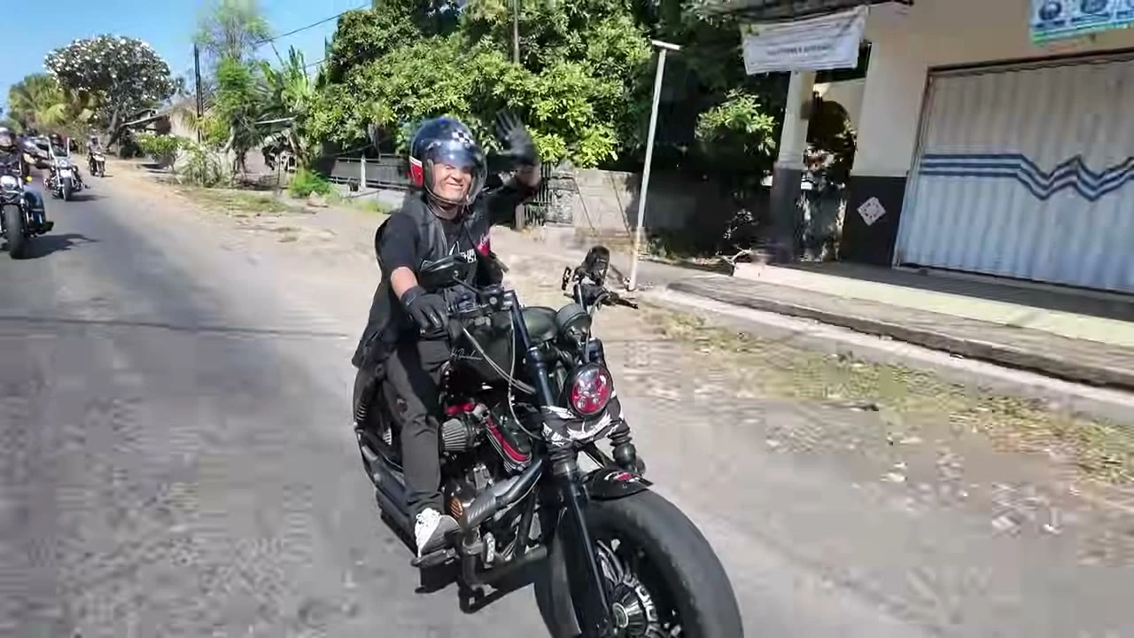 サングラスのライダーがこちらを向く｜2026年8月 バリ島ハーレーツーリング — TEAM THE GHOST West Bali