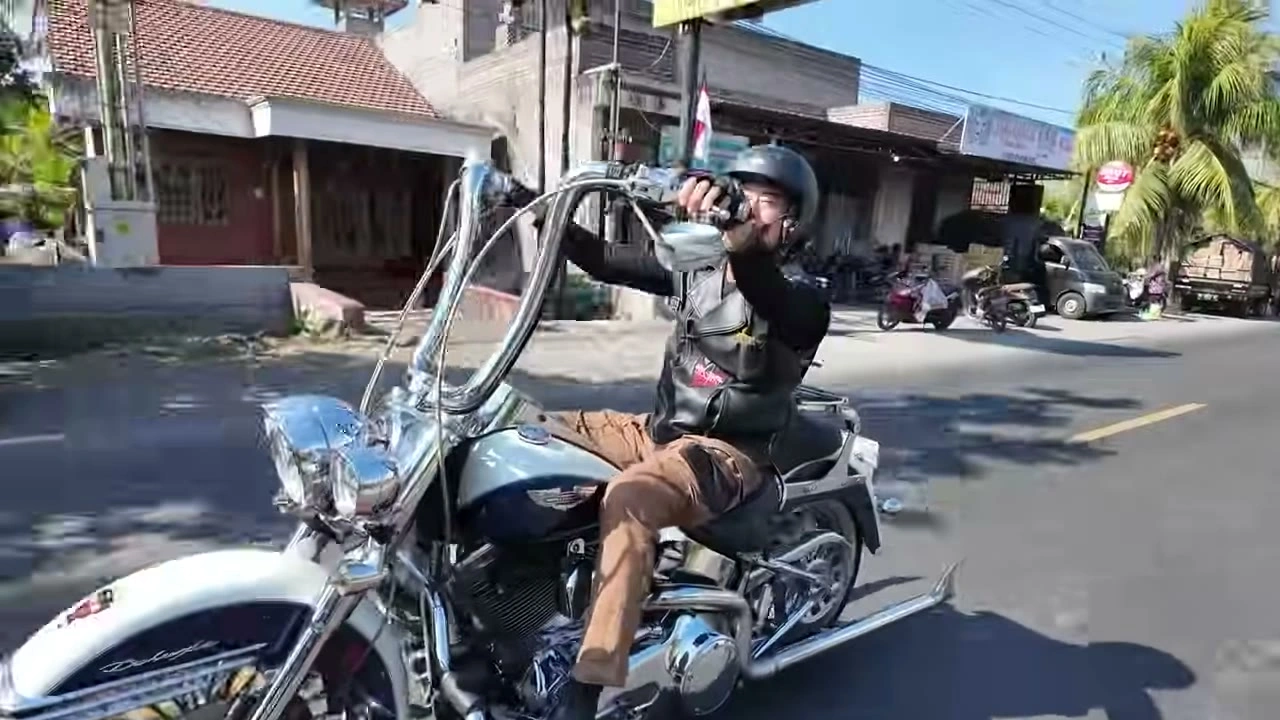 チョッパーハンドルのハーレーを駆るライダー｜2026年8月 バリ島ハーレーツーリング — TEAM THE GHOST West Bali