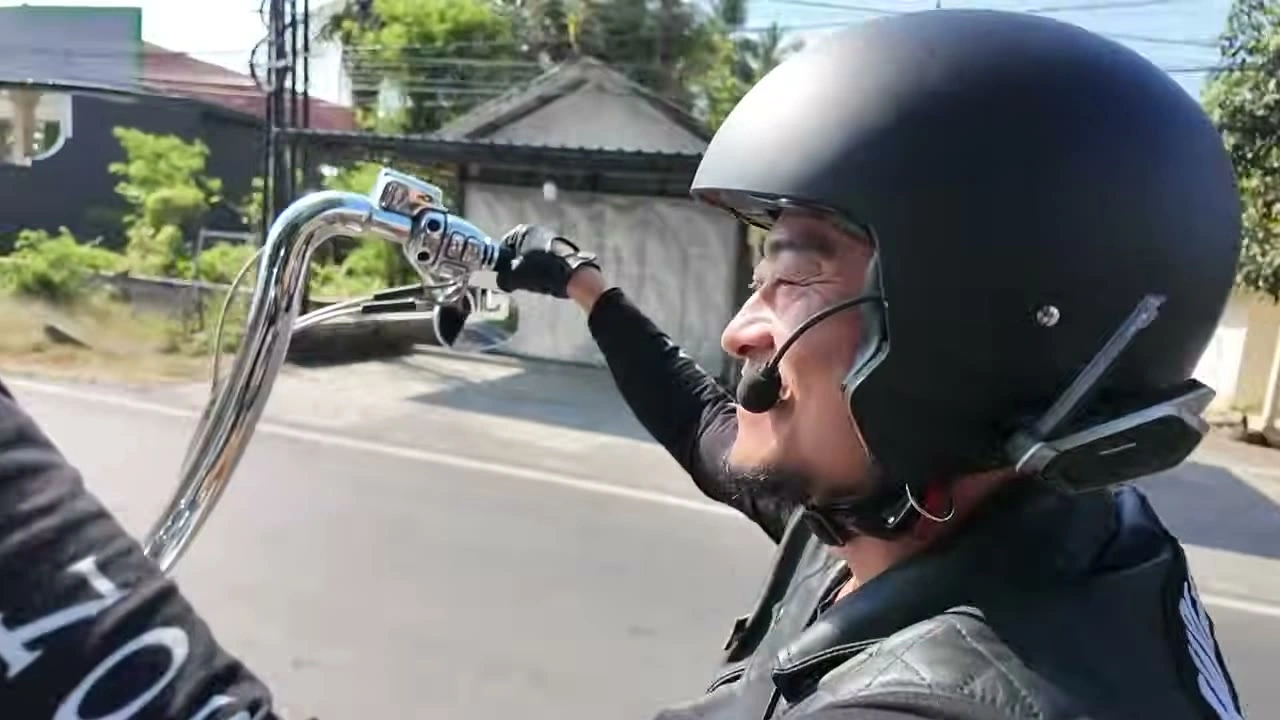ヘルメット姿で笑うライダーのアップ｜2026年8月 バリ島ハーレーツーリング — TEAM THE GHOST West Bali