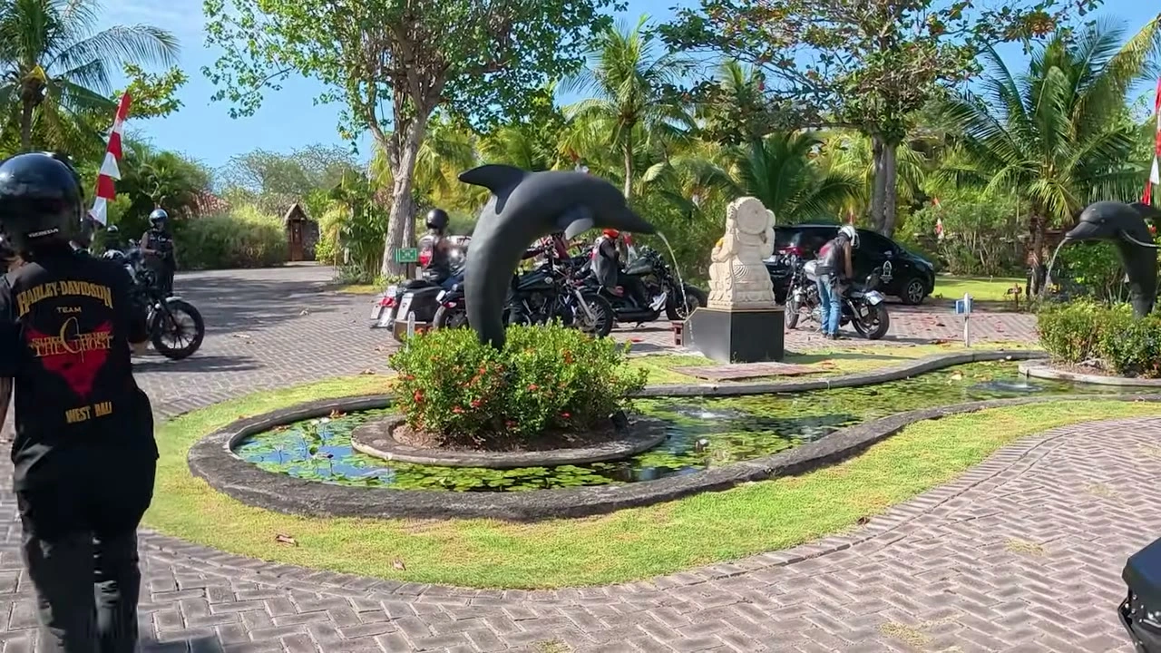ロビナのイルカ像の広場でTHE GHOSTベストのメンバー｜2026年8月 バリ島ハーレーツーリング — TEAM THE GHOST West Bali