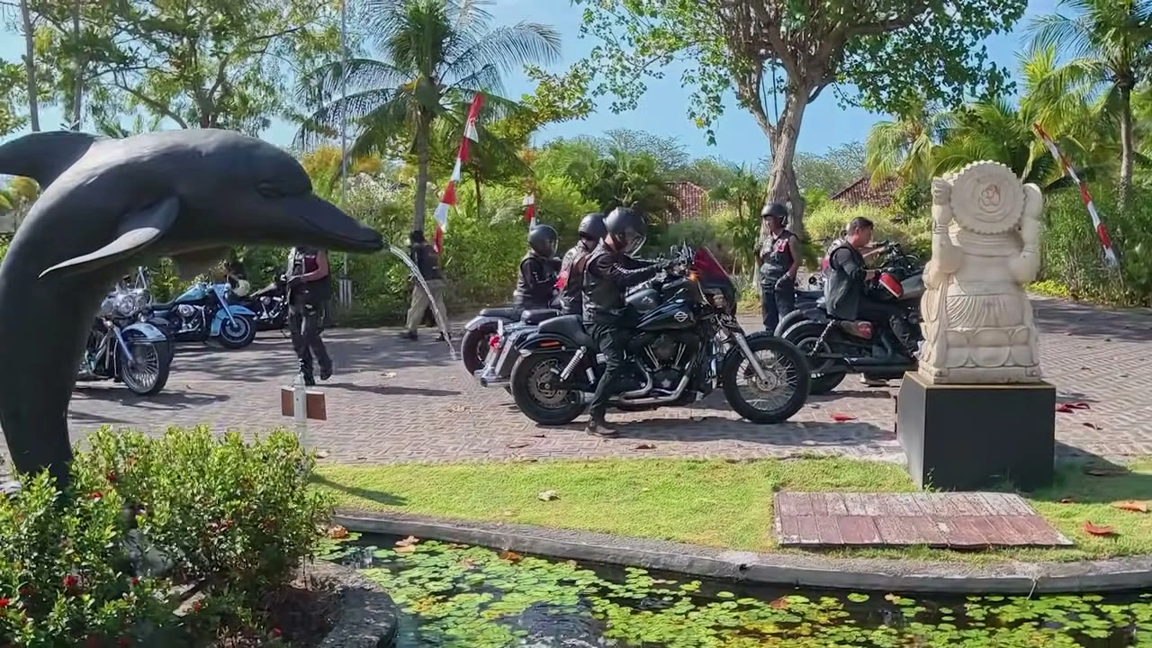 イルカ像のロータリーに並ぶハーレー｜2026年8月 バリ島ハーレーツーリング — TEAM THE GHOST West Bali