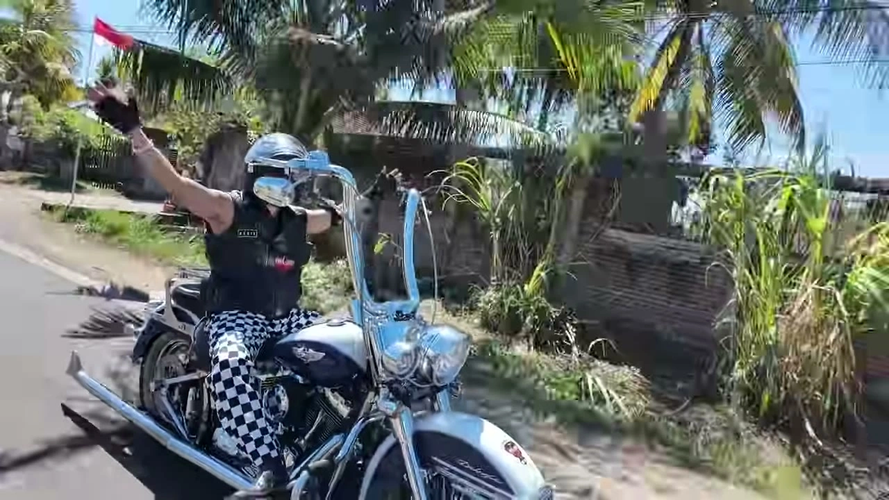 走りながら手を振るライダー｜2026年8月 バリ島ハーレーツーリング — TEAM THE GHOST West Bali