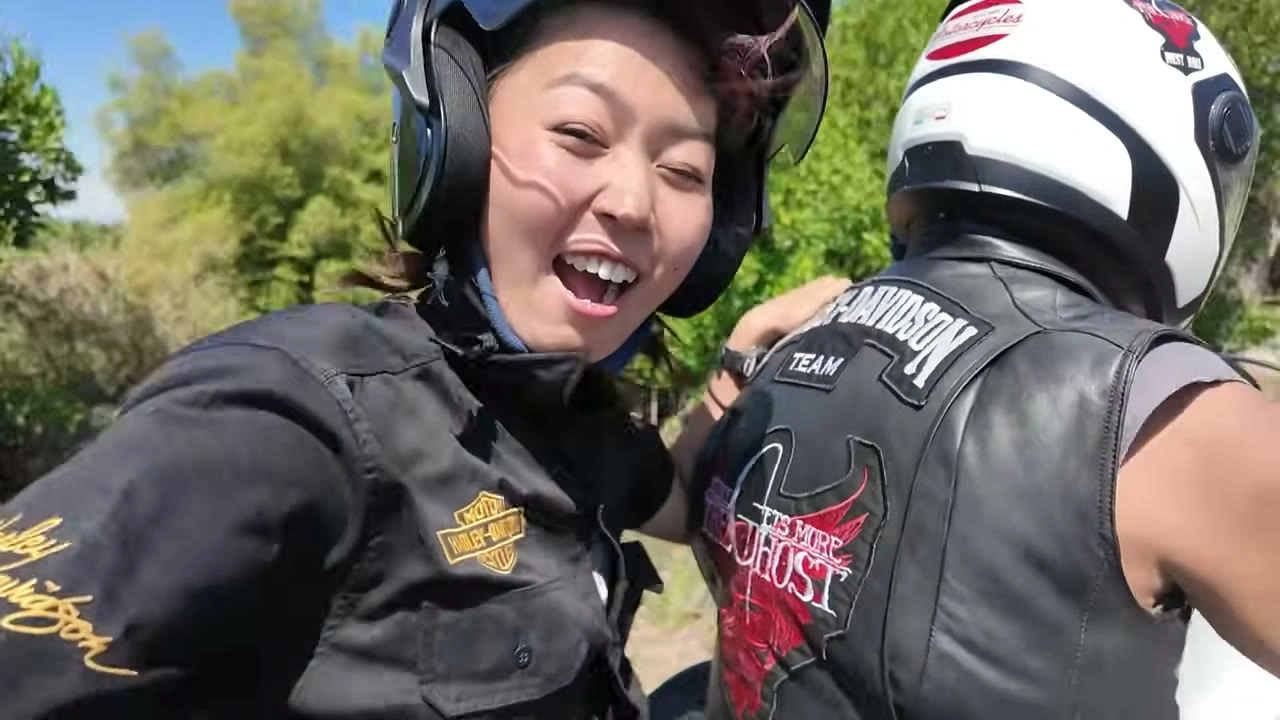ヘルメット姿で笑う女性メンバーと仲間｜2026年8月 バリ島ハーレーツーリング — TEAM THE GHOST West Bali