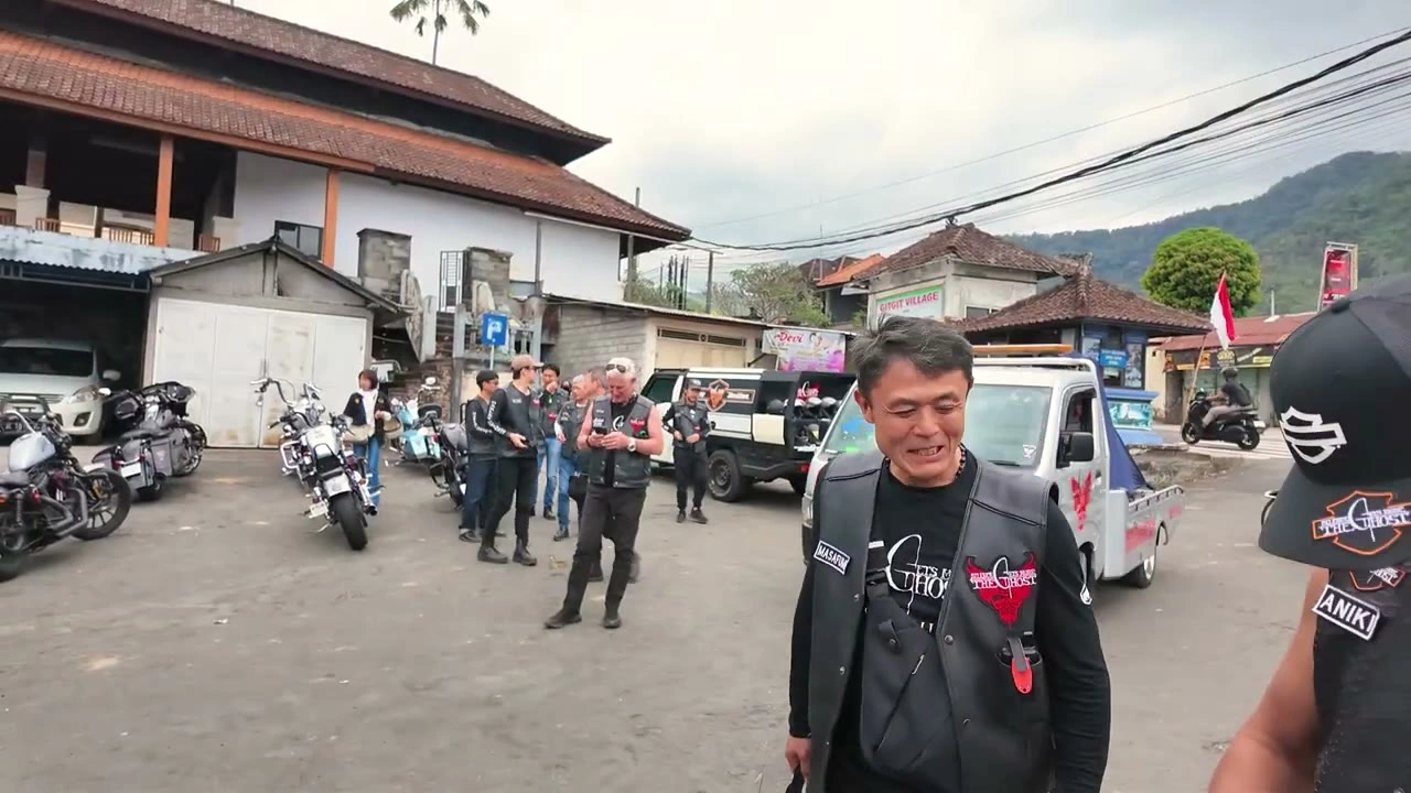村の休憩地、ベストを着たメンバーが集まってくる｜2026年8月 バリ島ハーレーツーリング — TEAM THE GHOST West Bali